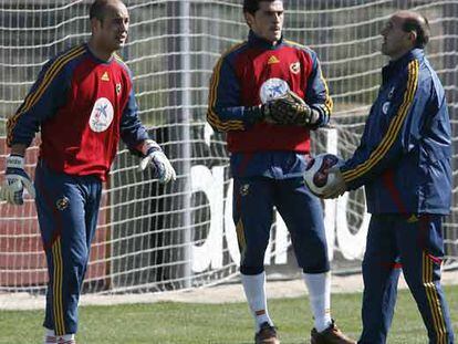 Reina y Casillas, junto a Otxotorena en un entrenamiento de la selección española.