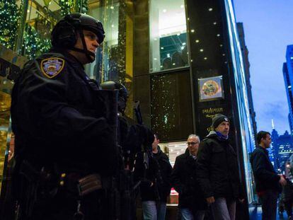 Agentes armados de la NYPD ante la Trump Tower
