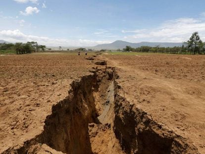 Grieta de varios kilómetros detectada al sur de Kenia y generada porque la Tierra es un planeta en movimiento.