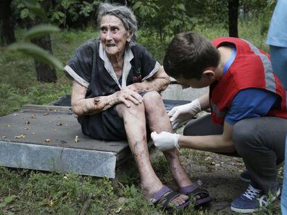 Una mujer recibe atenci&oacute;n m&eacute;dica en Donetsk, en el este de Ucrania.
