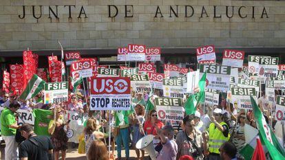 Varios centenares de profesores de la ense&ntilde;anza concertada se han manifestado hoy, viernes 15 de junio de 2012, ante la sede central de la Consejer&iacute;a de Educaci&oacute;n de la Junta de Andaluc&iacute;a en Sevilla. 