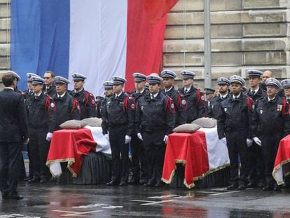 Emmanuel Macron, en la ceremonia por las víctimas del ataque en la sede de la policía en París, este martes.