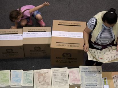 Una mujer vota en un colegio electoral en Bogotá.