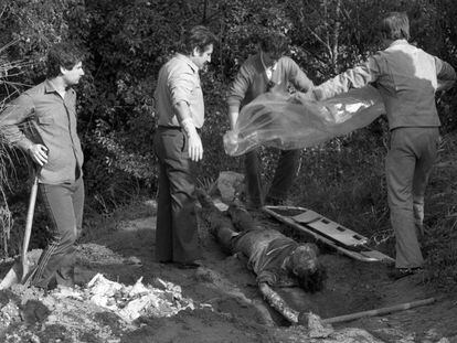 Levantamiento del cadáver de uno de los dos asesinados por la banda de Bueno Latorre, en 1983.