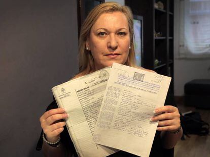 Inés Madrigal muesta un certificado falso de nacimiento