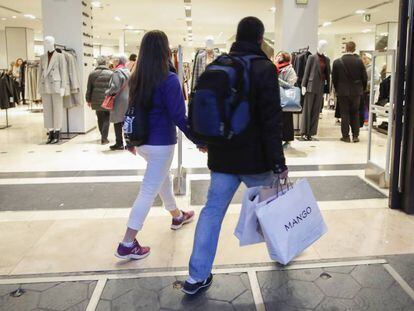 Una pareja, de compras en el centro de Barcelona.