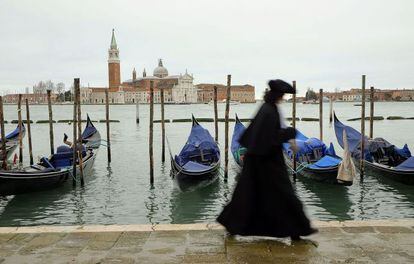 Un ciudadano pasea vestido de época por las calles de Venecia.