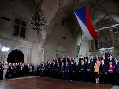 Jefes de Estado y Gobierno asistentes a la primera cumbre de la Comunidad Política Europea (CPE) en el castillo de Praga el 6 de octubre de 2022.