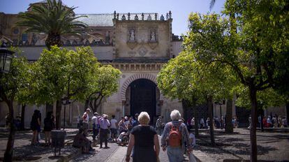 Turistas en el patio de los Naranjos de la Mezquita de C&oacute;rdoba.