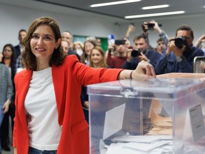 La presidenta de la Comunidad de Madrid, Isabel Díaz Ayuso, depositando su voto.