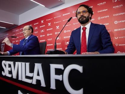 Víctor Orta, junto al presidente José Castro, en su presentación como nuevo director deportivo del Sevilla.