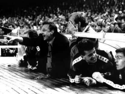 Cruyff da instrucciones desde el banquillo ante el Dínamo de Kiev en 1994.