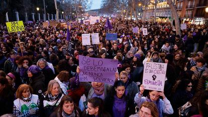 Imagen de la manifestación transinclusiva que recorre las calles de Madrid, de Atocha a Colón, a su paso por el paseo del Prado.