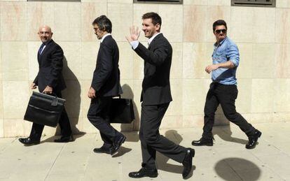 Leo Messi camina detrás del penalista Cristóbal Martell tras declarar en Gavà (Barcelona) como imputado.
