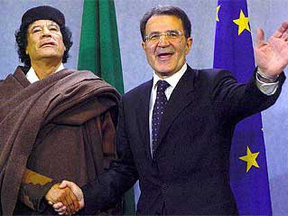 Muammar el Gaddafi (izquierda) y el presidente de la Comisión Europea, Romano Prodi, en Bruselas.