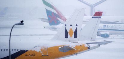 La nieve cubre varios aviones en el aeropuerto londinense de Gatwick.