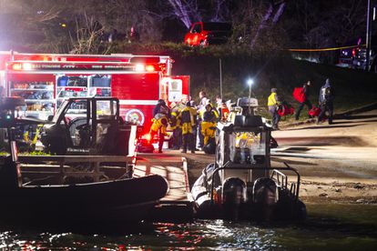 Personal de rescate trabaja en la búsqueda de supervivientes en el río Patapsco tras el desmoronamiento del puente de Baltimore, este martes. 