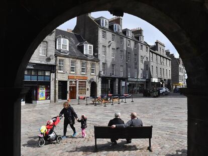 Varios ciudadanos en la calle del Castillo, el 1 de junio en Aberdeen.