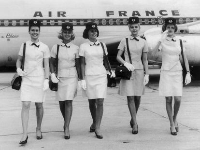 Cinco azafatas con el uniforme de Air France diseñado por el modisto Balenciaga en 1968.
