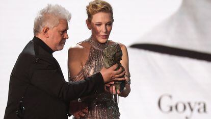 Cate Blanchett recibe el pasado mes de febrero el primer Goya Internacional de manos de Pedro Almodóvar.