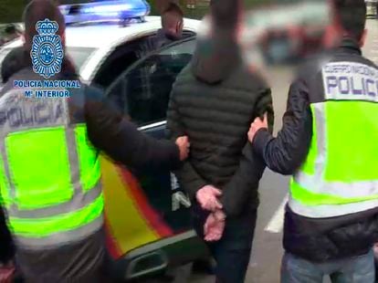 Agentes llevan detenido a Mario M. R., el auxiliar de enfermería presuntamente implicado en la trama de falsos certificados de vacunación, en una imagen del vídeo distribuido por la Policía Nacional.