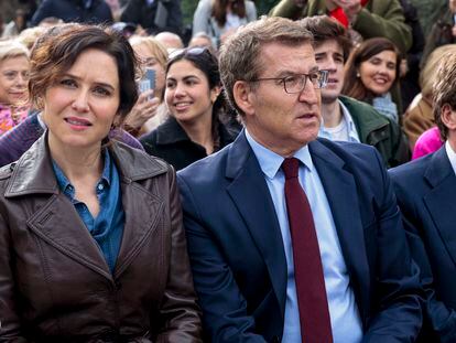 El líder del Partido Popular (PP), Alberto Núñez Feijóo, acompañado por la presidenta de la Comunidad de Madrid, Isabel Díaz Ayuso, este jueves en Madrid.