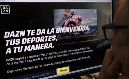 Un usuario accede a la web de DAZN. 