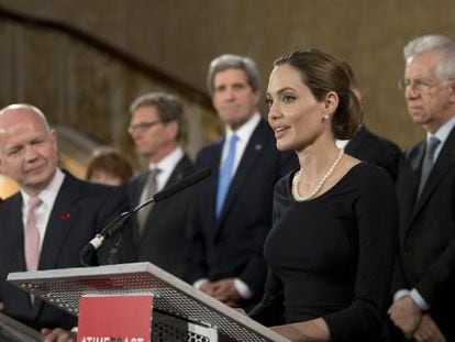 La actriz Angelina Jolie, enviada de la ONU, y el ministro de Exteriores británico, William Hague, ante la prensa tras la cumbre del G8 en Londres.