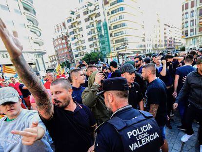 Los contramanifestantes, en la plaza de San Agustín de Valencia, de donde partía la tradicional marcha del 9 d'Octubre.