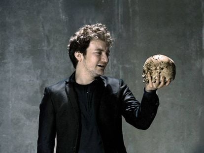 El actor Pol López, en 'Hamlet', adaptación de Pau Carrió representada en 2016 en el Teatre Lliure.