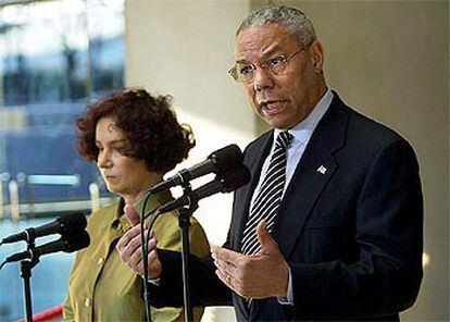 Ana Palacio y Colin Powell, ayer en Washington.