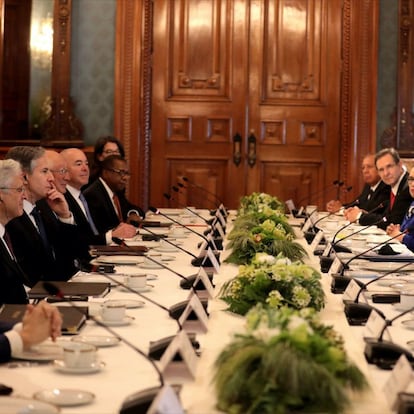 CIUDAD DE MÉXICO, 08OCTUBRE2021.- Andrés Manuel López Obrador, presidente de México, en compañía de secretarios del gabinete en materia de seguridad y relaciones exteriores sostuvieron la reunión con la comitiva del gobierno de Estados Unidos que participará en el Diálogo de Alto Nivel de Seguridad México-Estados Unidos (DANS) encabezada por: Antony Blinken, secretario de Estado de los Estados Unidos; Merrick B. Garland, fiscal general de los Estados Unidos, y Alejandro Mayorkas, secretario de Seguridad Nacional.
FOTO: PRESIDENCIA/CUARTOSCURO.COM
