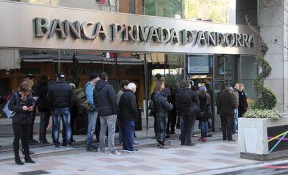 Cues davant una oficina de la Banca Privada d'Andorra (BPA), aquest dilluns al matí.