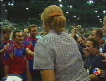 Iñaki Urdangarin y Cristina de Borbón se conocieron en los Juegos Olímpicos de Atlanta 1996. Esta captura de televisión muestra el momento en el que la infanta estrecha la mano del jugador de la selección española de balonmano durante la competición. Es su primera imagen juntos.