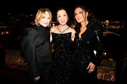 Desde la izquierda, Isabelle Huppert, Michelle Yeoh y Salma Hayek Pinault durante la cena de Mujeres en Movimiento del Festival de Cannes, en el que se otorgaba el premio de Kering, el 21 de mayo.
