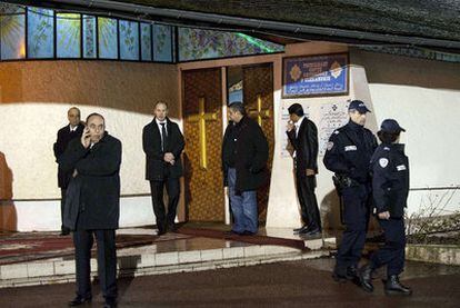 Policías y agentes de paisano vigilan una iglesia copta ayer en Chatenay-Malabry, en las afueras de París.