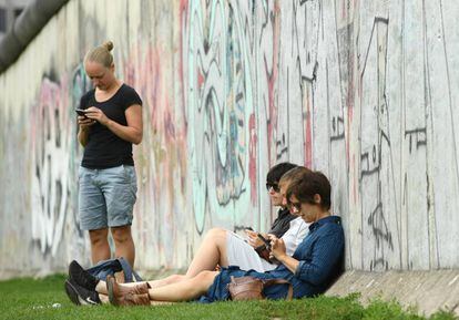 Un grupo de personas usa su móvil en Berlín, el pasado 12 de agosto.