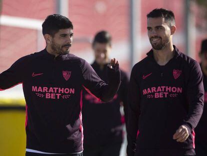 Banega y Suso, en un entrenamiento del Sevilla.