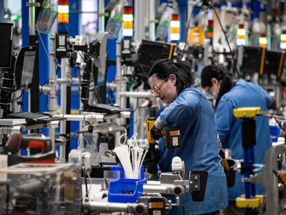 Empleados de Amazon trabajan en la fabricación de robots, la semana pasada, en Westborough (Massachusetts).