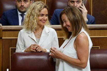 La nueva presidenta del Congreso, la socialista balear Francina Armengol (a la derecha), junto a su antecesora en el cargo, la también socialista Meritxell Batet, tras ser elegida en la sesión constitutiva de las Cortes Generales.