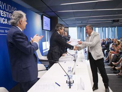 Rub&eacute;n Moreno, secretario de Sanidad y Consumo, entrega el premio a Rafael de la Torre, del Instituto Hospital del Mar, ante el presidente de la Fundaci&oacute;n Mutua Madrile&ntilde;a, Ignacio Garralda.