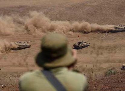 Un soldado israelí observa unas maniobras en los altos del Golán, territorio conquistado a Siria en 1967.