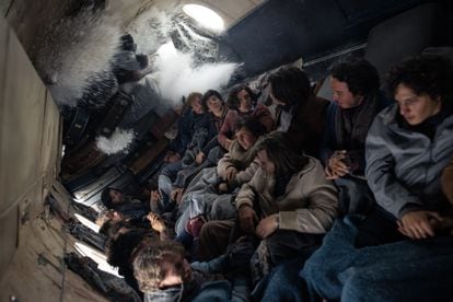 Los supervivientes dentro del fuselaje del avión en el alud de 'La sociedad de la nieve'