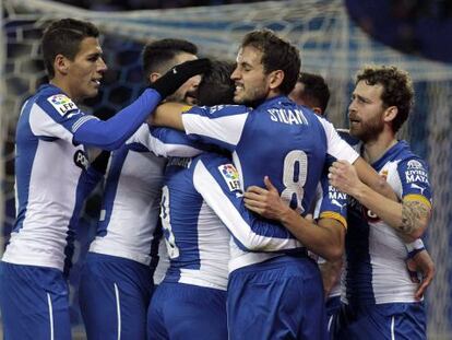 Los jugadores del Espanyol celebran uno de los goles frente al Almería.