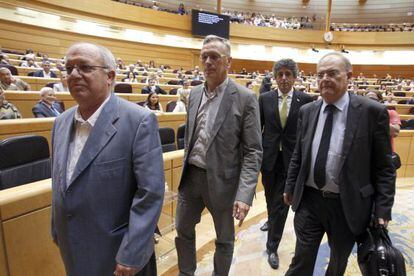 Los senadores de ERC, Josep María Esquerda; Pere Muñoz, y Miquel Bofill, y del BNG José Manuel Pérez Bouza, en la Cámara alta