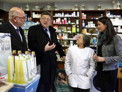 El presidente Ximo Puig y la consejera de Sanidad Carmen Mont&oacute;n en una farmacia de Valencia.  