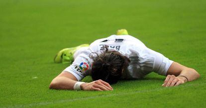 Bale, en el suelo, se lamenta tras la enésima ocasión fallada