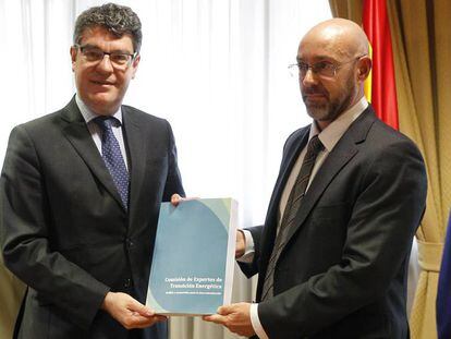 El ministro de Energía, Turismo y Agenda Digital, Álvaro Nadal, y Jorge Sanz, presidente de la Comisión de Expertos de Energía.