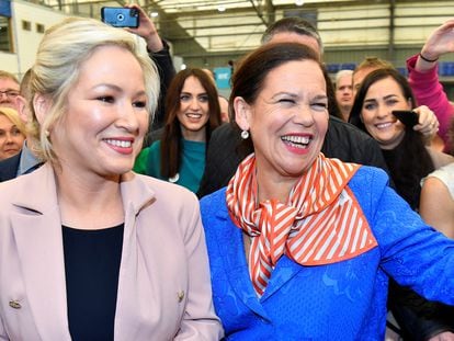 La líder del Sinn Féin, Mary Lou McDonald (derecha) y la candidata del partido en las Elecciones Autonómicas de Irlanda del Norte, Michelle O'Neill, este sábado en la localidad de Magherafelt