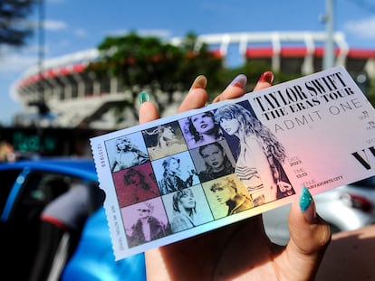 Fans de la cantante Taylor Swift muestran sus entradas para el recital de este jueves en Buenos Aires.